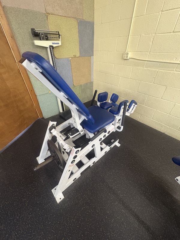 Plate-loaded leg press machine